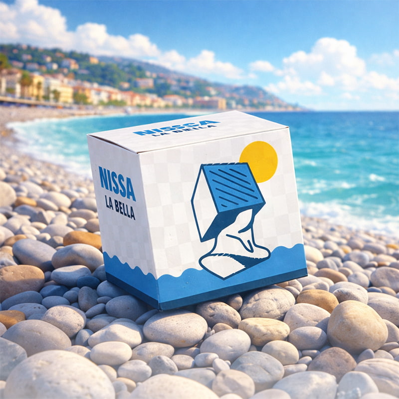 Packaging sur mesure posé sur une plage de galets à Nice