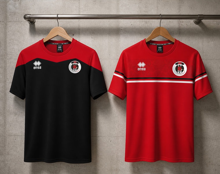 Maillots officiels du CCCF Nice Tennis de Table suspendus dans un vestiaire sportif