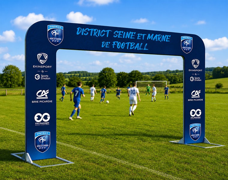 Arche événementielle District 77 Football Arche événementielle du District Seine-et-Marne de Football installée sur un terrain pendant un match