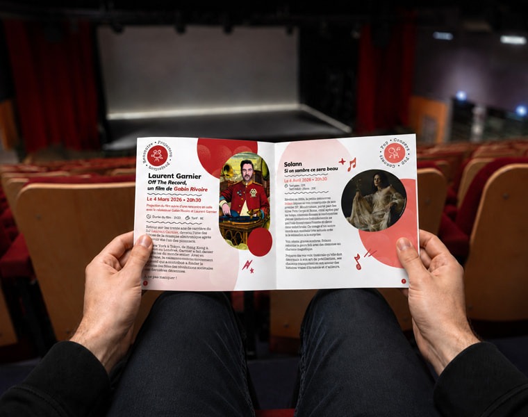 Agenda culturel Bonne Fontaine – Supports print pour espace culturel à Forcalquier Programme culturel Bonne Fontaine consulté dans une salle de spectacle à Forcalquier