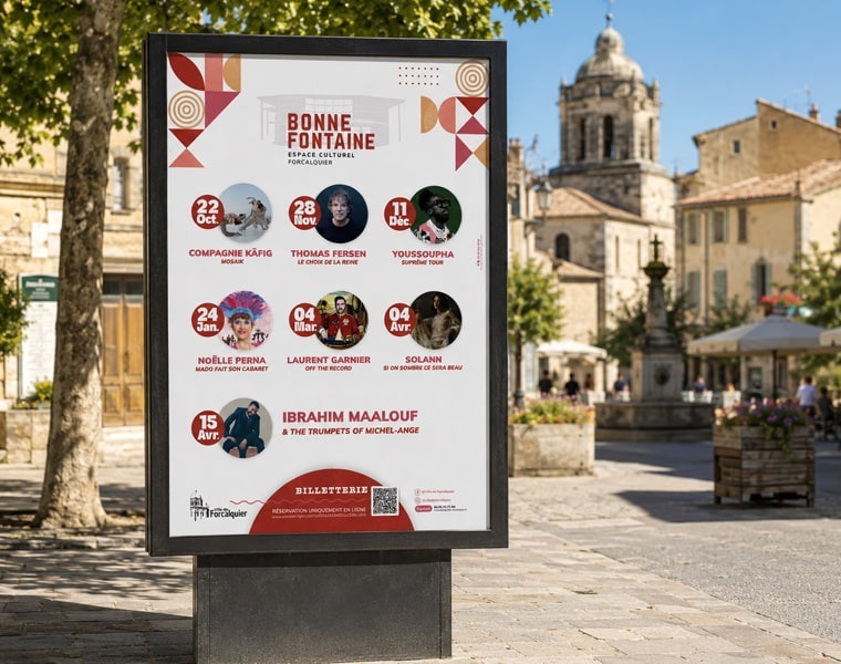 Affiche événementielle Bonne Fontaine – Communication culturelle à Forcalquier Affiche culturelle Bonne Fontaine installée dans le centre de Forcalquier pour la saison 2025/2026