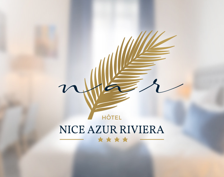 Logo de l’Hôtel Nice Azur Riviera sur fond de chambre élégante à Nice
