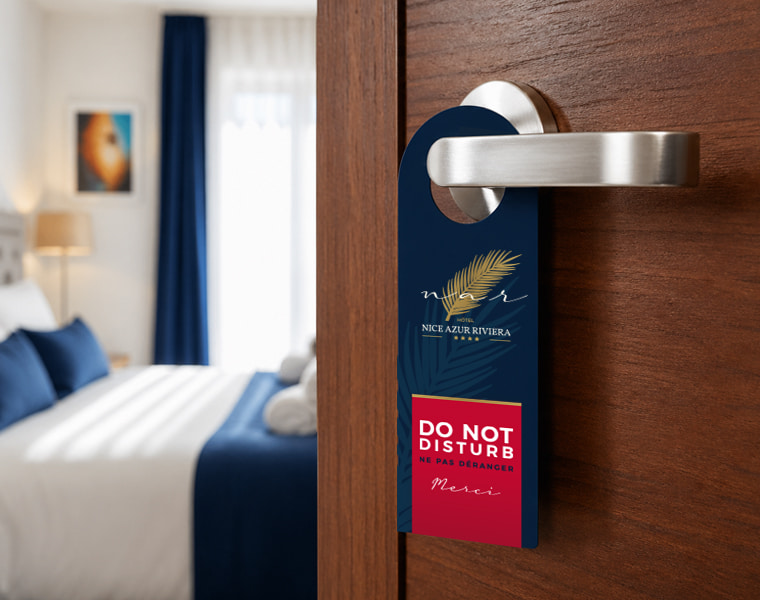 ancarte de porte Do Not Disturb créée pour l’Hôtel Nice Azur Riviera sur poignée de chambre