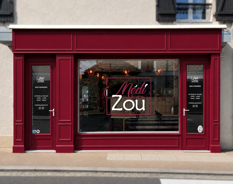 Design de façade et vitrine MédiZou – Pizzeria en Seine-et-Marne Façade de la pizzeria MédiZou avec vitrophanie et identité visuelle à Fontenay-Trésigny
