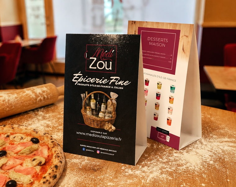 Supports de communication MédiZou – Pizzeria et épicerie fine en Seine-et-Marne hevalets de table et supports promotionnels MédiZou dans une pizzeria artisanale à Fontenay-Trésigny